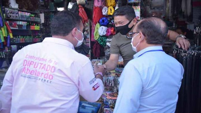 Comerciantes y vecinos del centro histórico de Morelia van con Abelardo Pérez Rumbo al Congreso