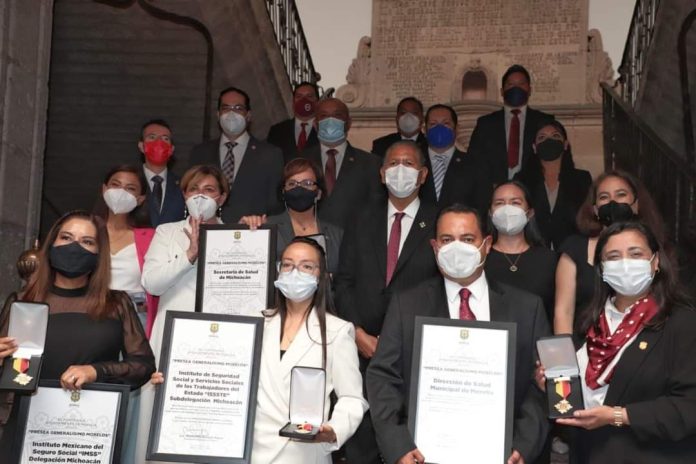 Sector salud recibe la Presea Generalísimo Morelos en honor a los soldados de blanco caídos en la lucha contra Covid-19