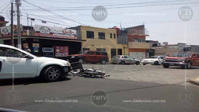 Motociclista herido al chocar contra un auto en Madero Oriente