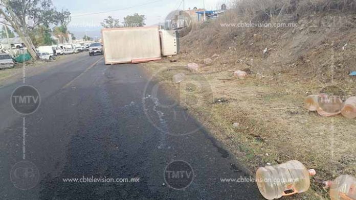 Vuelca camión de Bonafont en la salida a Mil Cumbres