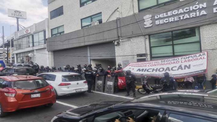 Ofrecen contrato de 3 meses por retirar demandas de más de un año: Seguro Popular