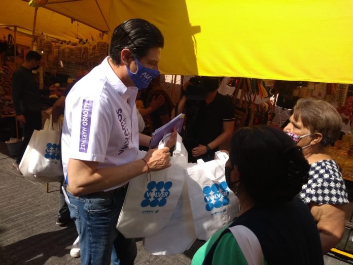 “Lo que dice lo cumple”, ciudadanos muestran apoyo a Alfonso Martinez durante recorrido en tianguis