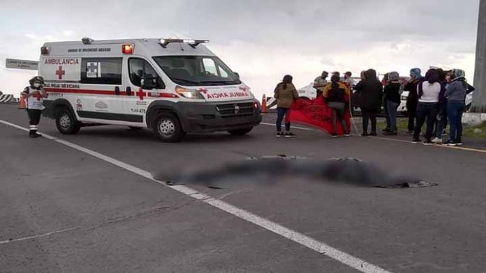 Normalistas mueren en Tlaxcala al intentar saquear un tráiler
