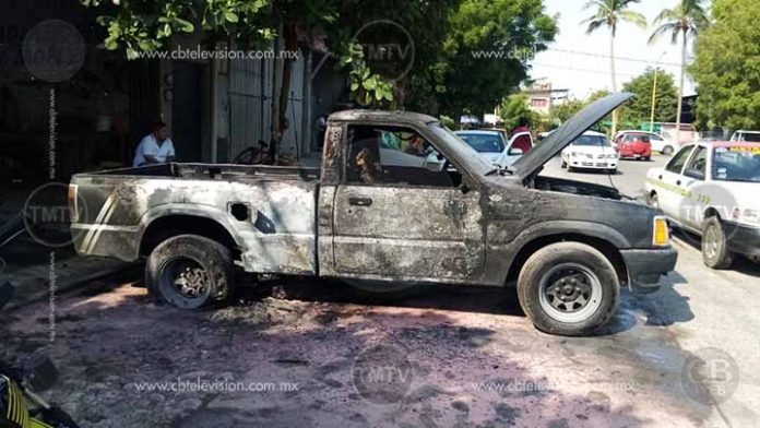 Falla mecánica deja en cenizas una camioneta en Apatzingán