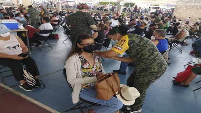 Largas filas y una espera de más de cuatro horas, inicio vacunación contra Covid-19 para personas de 50 a 59 años y embarazadas