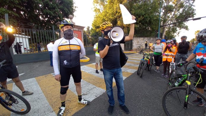 Ciclistas entregan pliego petitorio al gobierno estatal; si no responden meterán demanda contra Silvano Aureoles