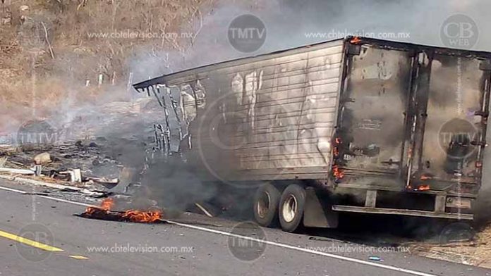Tráiler arde en llamas y termina en cenizas en la Siglo XXI
