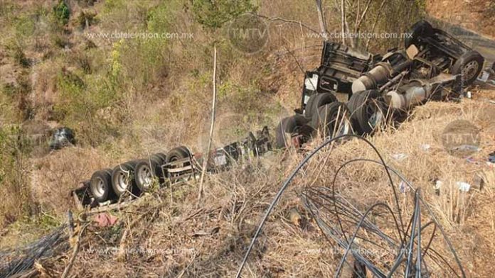 Tráiler cargado con alambrón termina en un barranco de Aquila