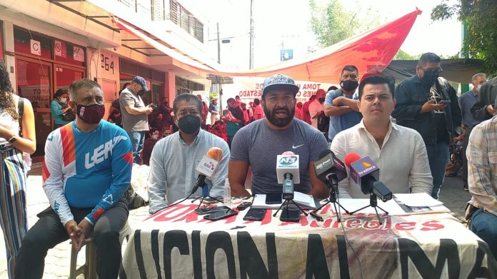 Maestros se adueñan de Pensiones Civiles del Estado