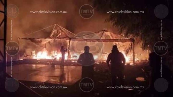 Boda termina en incendio en la rivera del Lago de Pátzcuaro