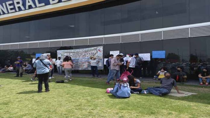Sin respuesta de los 43 desaparecidos de Ayotzinapa, magisterio acude a la FGE a protestar