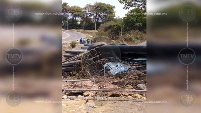 Trailero muere aplastado por tubos de acero en la “Curva del Diablo” de Uruapan