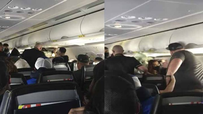 Se arma trifulca dentro de un avión en pleno vuelo