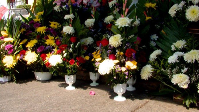 Ana María, comerciante de flores, vive su segundo 10 de mayo en pandemia y con crisis económica