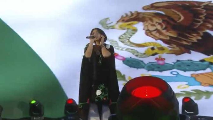 Piden a Segob que multe a Ángela Aguilar por su interpretación del himno en pelea del Canelo