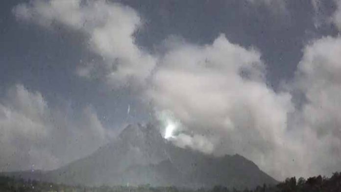 Meteoro cae sobre el monte Merapi, el volcán más activo de indonesia