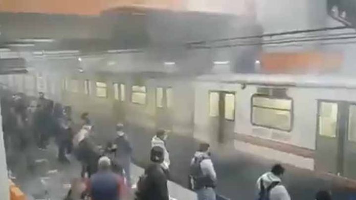 Reportan inusual humo saliendo del Metro en Pantitlán