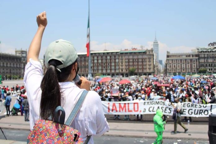Estudiantes en contra de regresar a clases presenciales marchan en todo el país