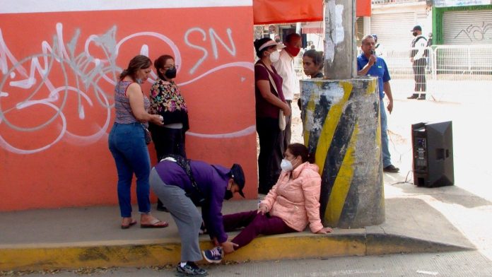 Policía municipal retira a vecinos de vías férreas para continuar con obra