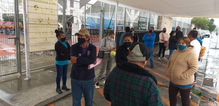 Cientos de morelianos acuden a centros de vacunación, sin ser atendidos