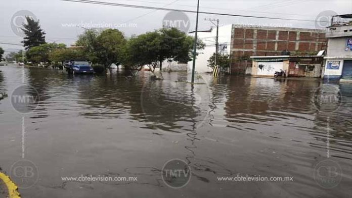 Tromba derriba dos arboles y deja estragos en avenidas de Morelia