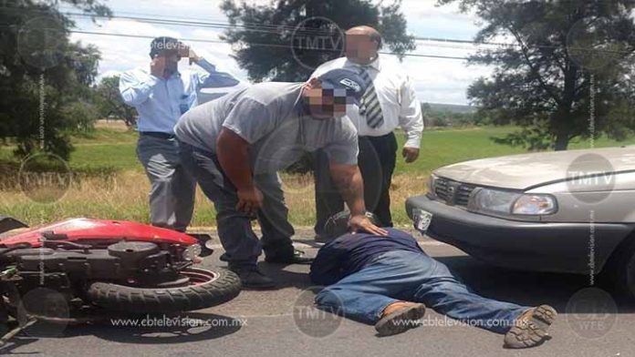 Motociclista y auto colisionan en la Morelia-Salamanca, hay un herido