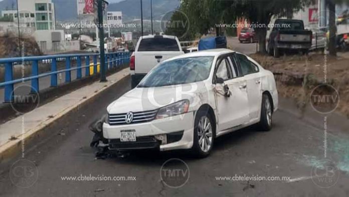 Vuelca Jetta y queda a nada de caer al túnel de salida a Quiroga