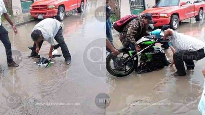 Tormenta tropical afecta varias calles de Apatzingán