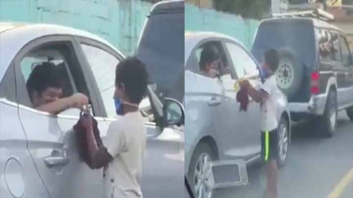 Menor comparte sus juguetes con niño que limpiaba autos en la calle