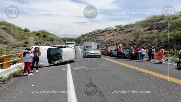 Choque múltiple en la Siglo XXI, no deja heridos de gravedad