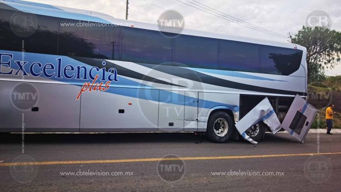 Choca autobús con una camioneta en la Morelia-Charo