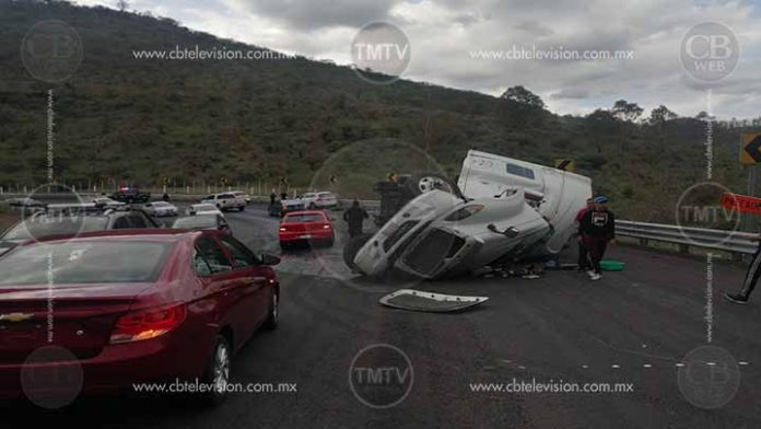 Vuelca tráiler en el Ramal Camelinas