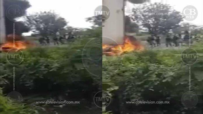 Queman llantas en la carretera Apatzingán-Buenavista