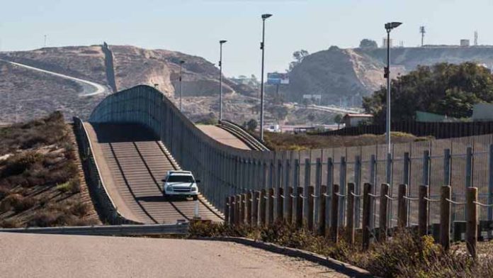 Encuentran a niña de 5 años vagando por la frontera de Estados Unidos con México