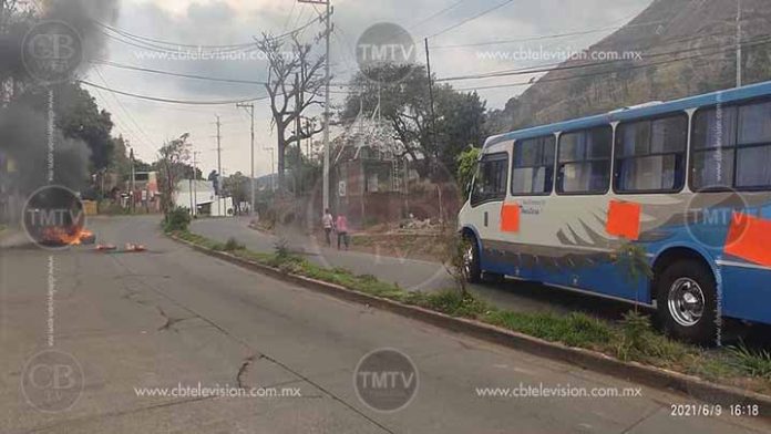 Bloquean carreteras y acceso a Uruapan