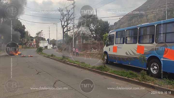 Bloquean carreteras y acceso a Uruapan Bloquean carreteras y acceso a Uruapan