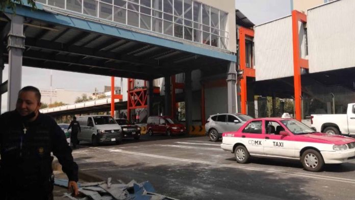Se desprende parte de una estructura del paso peatonal de la Línea 2 del Metro