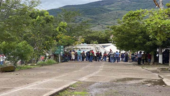 Suplican a López Obrador ayude a resolver conflicto en Aguililla