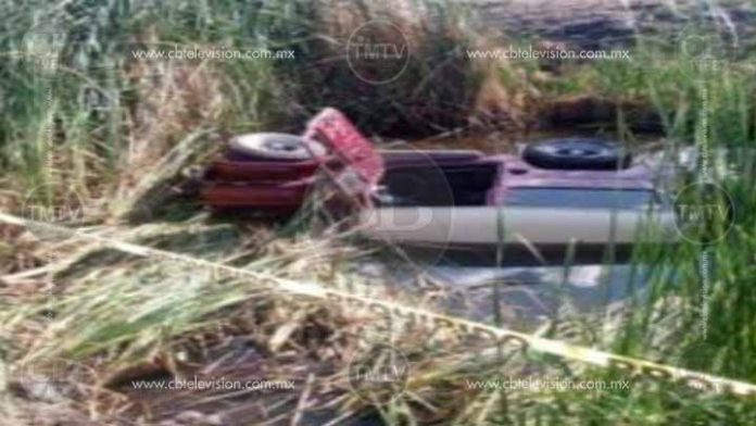 Camioneta cae a canal de agua y muere el chofer