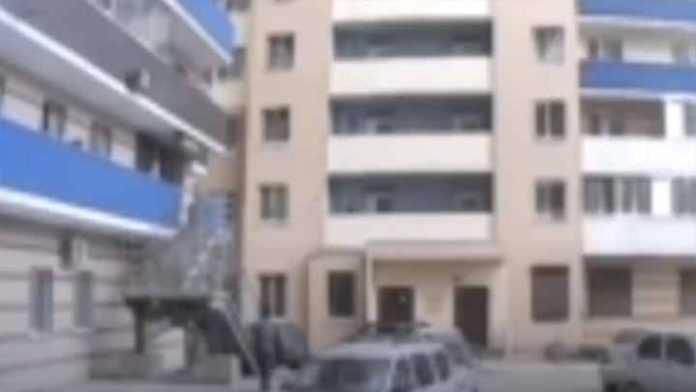 Mujer cargaba a su hija sobre su balcón para que dejará de llorar, se le cae y muere