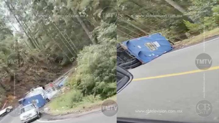 Vuelca trailer en la Opopeo-Tacámbaro, decenas de garrafones quedan regados