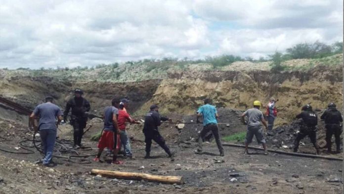 Siete trabajadores atrapados luego de colapso de una mina en Coahuila