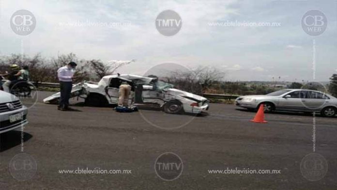 Iban a vacunarse y se mata al chocar con dos camionetas en Morelia