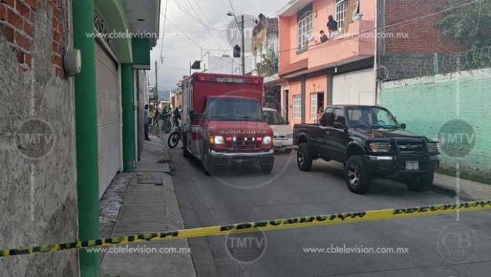 Matan a balazos a una mujer afuera de su casa de Uruapan
