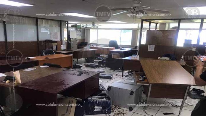 Profesores destrozan puertas de cristales en el IMCED y la SEE