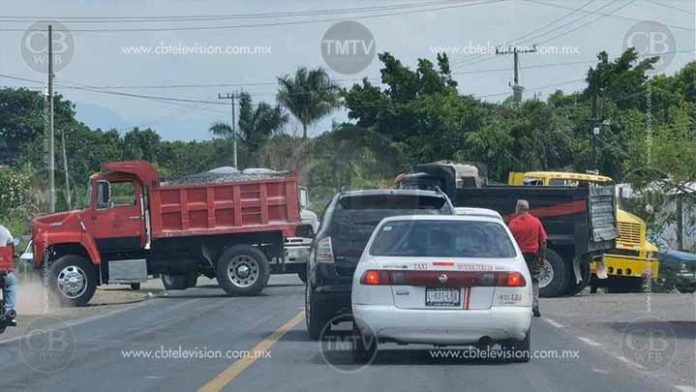 Empistolados atraviesan tráileres en la libre Cuatro Caminos-Apatzingán