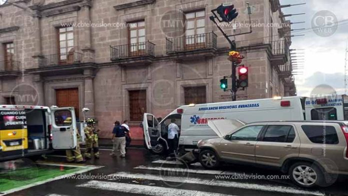 Camioneta choca contra una ambulancia en el centro de Morelia