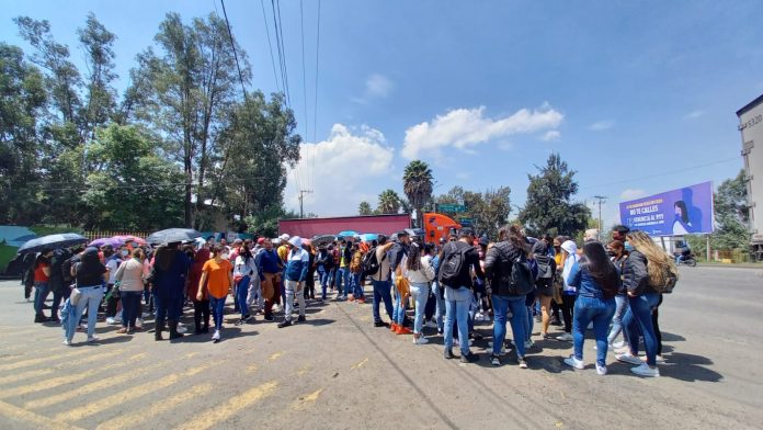 Por retraso en la asignación de plazas, egresados normalistas retienen camiones para cerrar libramiento