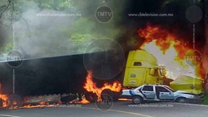 Cierre de la carretera Uruapan-Cuatro Caminos por choque de tráileres