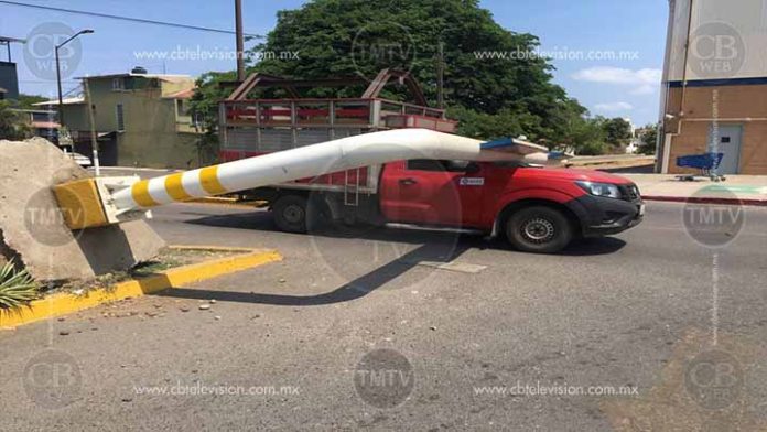 Camioneta derriba arco de acero en Plaza Las Américas